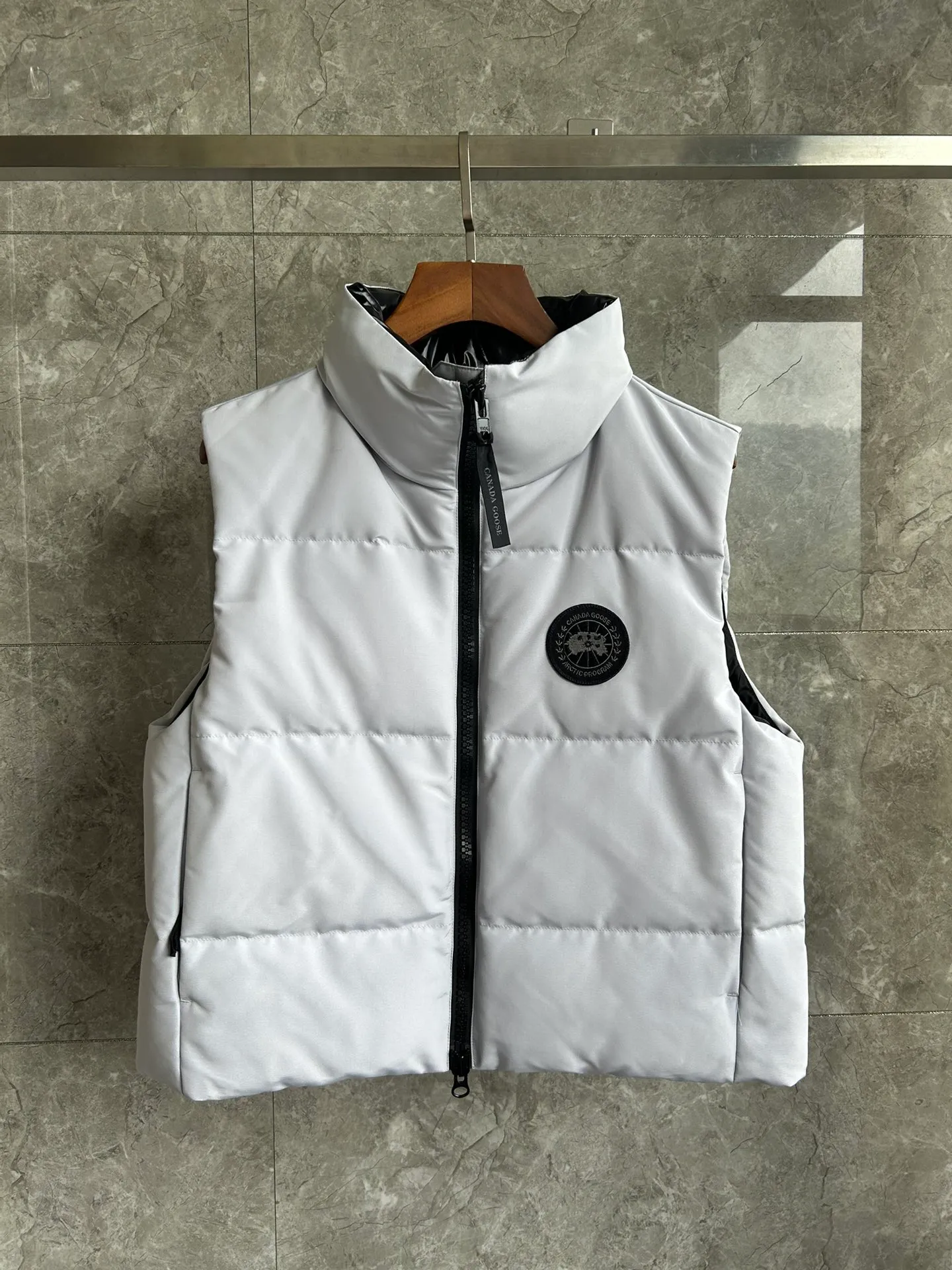 P600 2267WB Grandview black label women's short vest. Constructed from Arctic Tech recycled fabric®, it features a cinchable hem for sleek styling and storage. Color: Polaris White. Size: XS S M L XL.